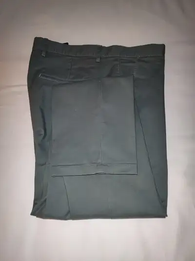 Marque LL Bean taille 40 x 30 Classic Beige $20 Marque H&M taille 38 x 30 Jambe Etroite Bleu Vert $2...