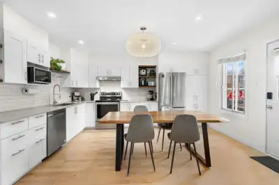4 bed 2 bath with bachelor, yard and parking | Villeray