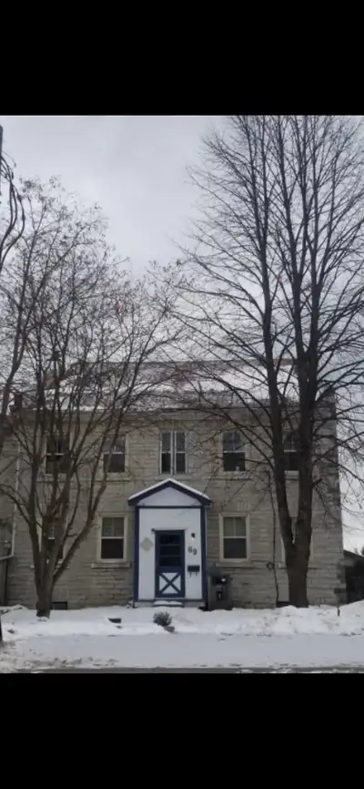 This apartment is perfect for a quiet professional, non smoker. Within walking distance to downtown,...