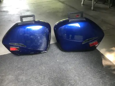 Hard bags with keys for a 2007 Honda VFR 800 Bike was dropped during transportation Left side is in...