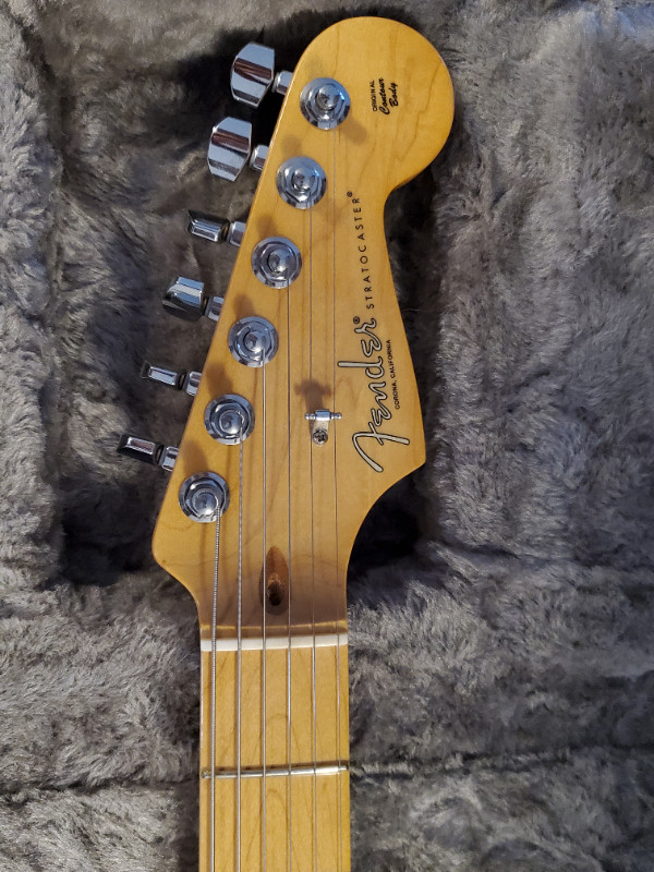 2018 Fender American Pro Stratocaster FSR in Guitars in Oshawa / Durham Region - Image 4