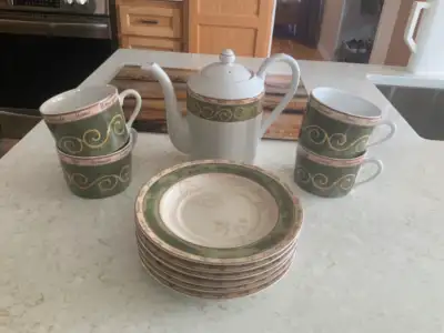 Gorgeous tea pot/cup/saucers set. American Atelier, Bouquet Garni 5011, oven, dishwasher, microwave...