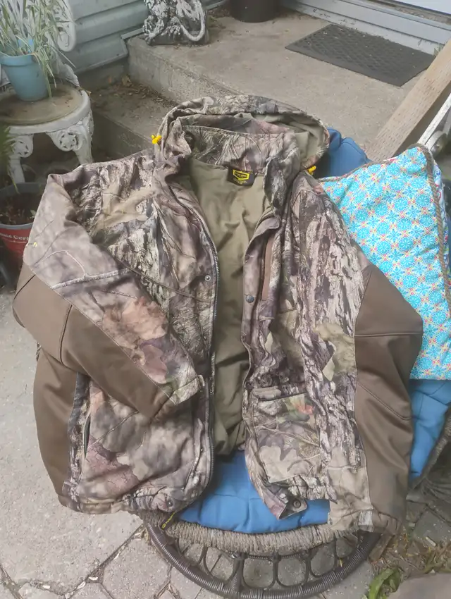 Insulated camo jacket in Men's in Winnipeg - Image 2