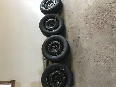 4 pneus d'hiver presque neufs Pirelli 235/55/R17 M&M montés 500$ Grandeur: 5*120