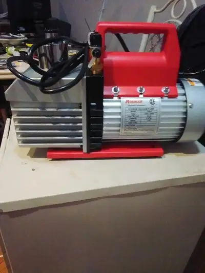 New in box 8 cfm 2 stage pump Robinair comes with oil and two extra bottles of oil.