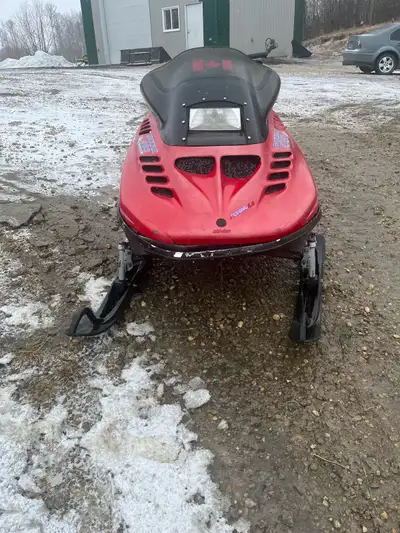 1993 skidoo formula STX runs good new fuel lines clean carbs comes with a 1995 formula 500 Parts sle...