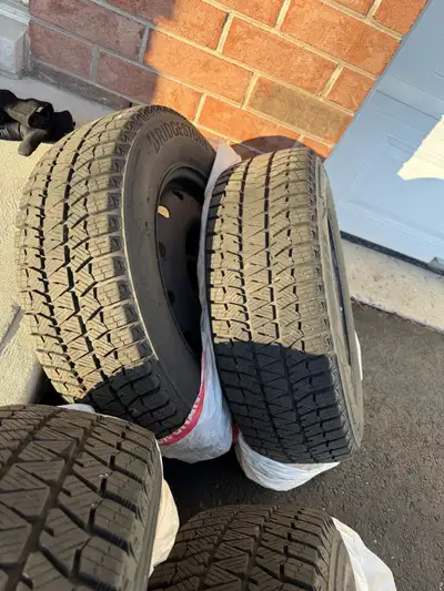 Barely used (under 10k km) winter tires on steel rims. off a Mazda 2021 CX-30. Bolt pattern 5x114.3....