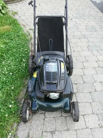 Une belle tondeuse Yardworks puissante et en tres bon etat, avec sac, demarre a demi-coup, toujours...