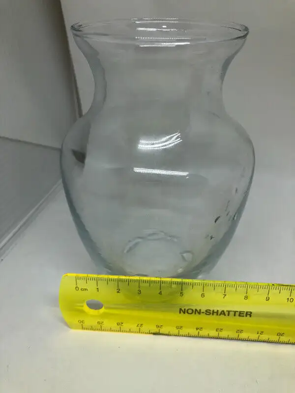 Glass vase - 6 inch tall X 4 inch wide in Home Décor & Accents in Calgary - Image 4