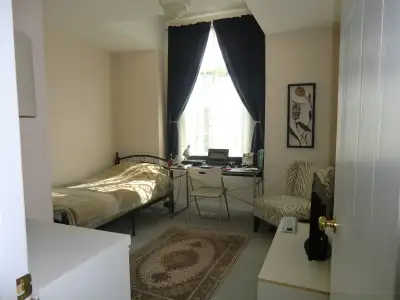 Bright, Fully Furnished Room in a Peaceful Home • Bus stop right outside (10 minutes to the Universi...