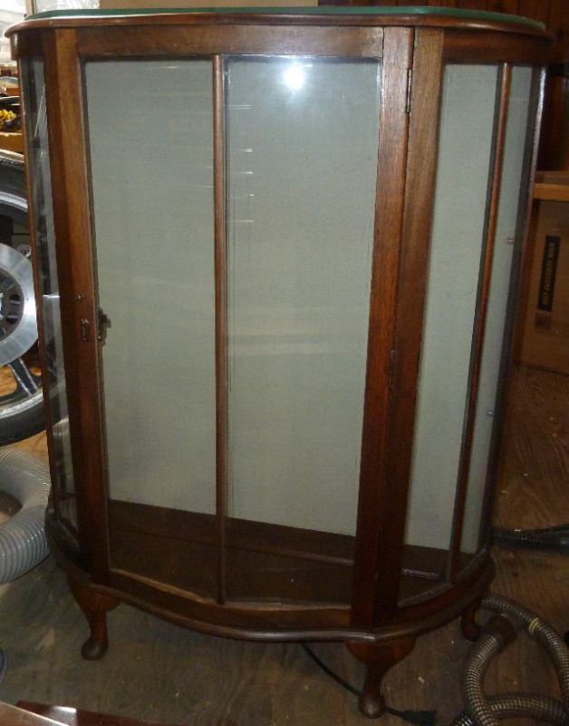 Antique glass front curio display cabinet 36" wide in Hutches & Display Cabinets in Parksville / Qualicum Beach - Image 4