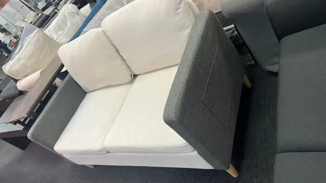 very nice loveseat sofa in Couches & Futons in Markham / York Region - Image 3