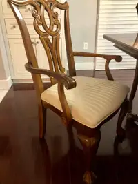 Solid wood, great condition, beautiful dining room chairs (8)