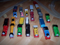 Beau lot de rails et trains en plastique Thomas le Train