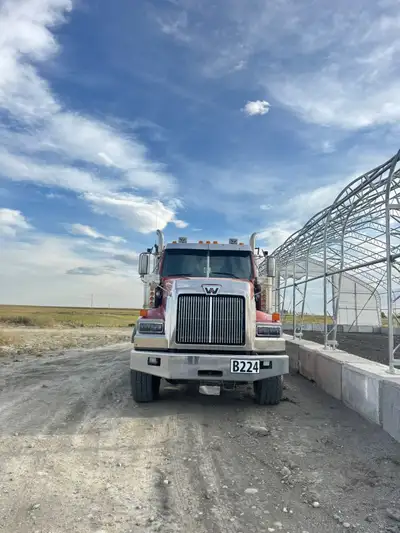 Clean truck Comes with new safety so ready to go No problem No lights on dash Detroit Dd15 engine Ea...
