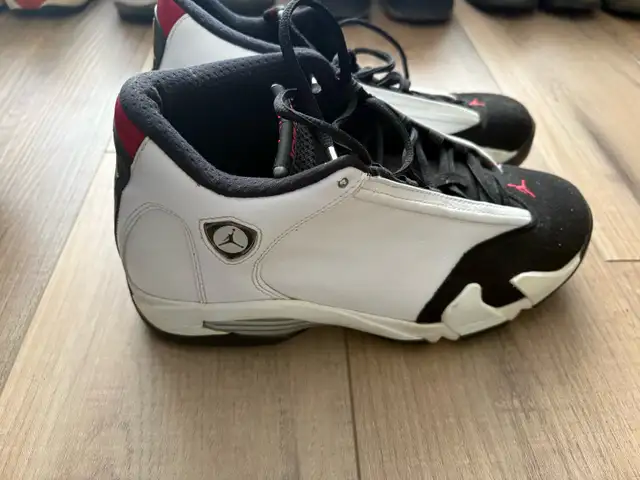 Size 8 - Jordans & Nike Sneakers in Men's Shoes in Mississauga / Peel Region - Image 4