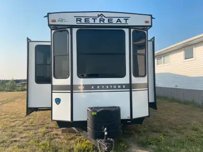 Motivated seller. Ready for a seasonal site! 2022 Keystone Retreat 39Loft This unit has a king size...