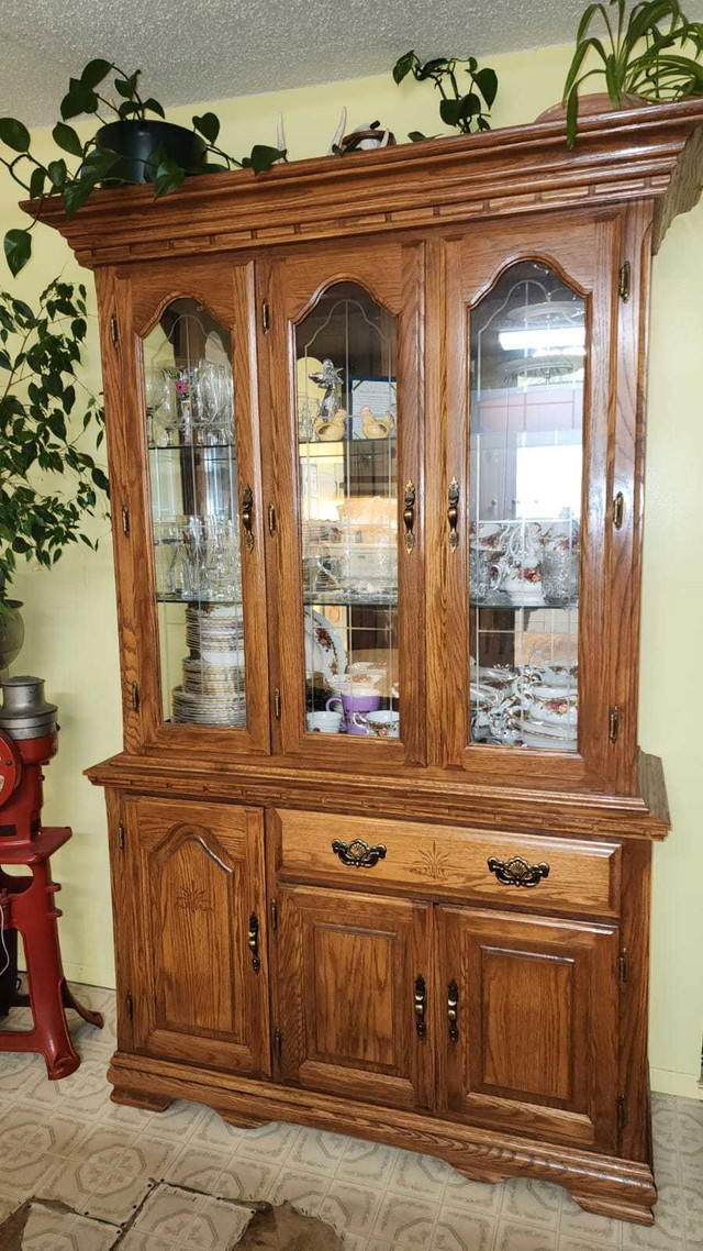 Oak dining room table and hutch in Dining Tables & Sets in Strathcona County - Image 3