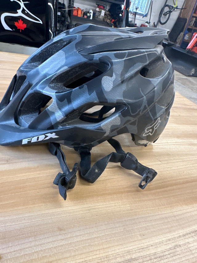 Fox mountain bike helmet  in Clothing, Shoes & Accessories in Winnipeg - Image 2