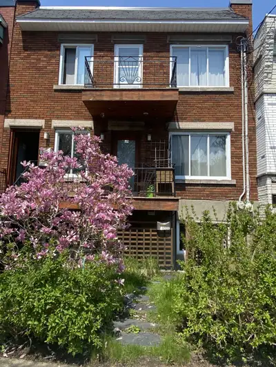 Appartement accueillant, fenêtres pleine hauteur, petite terrasse privée, le lieu est lumineux, côté...