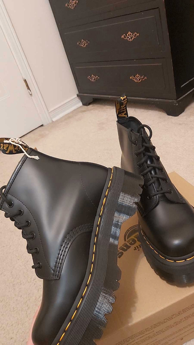 Dr Martens boots in Women's - Shoes in Kitchener / Waterloo - Image 4