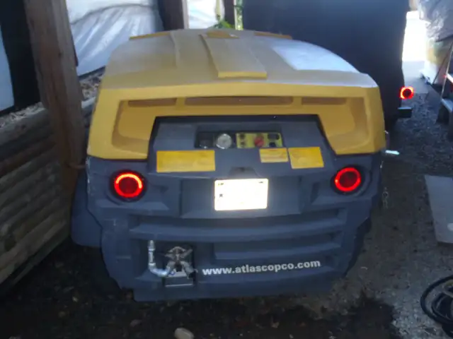 2011 Atlas Copco XAS 185 Air Compressor in Heavy Equipment in Nanaimo - Image 4