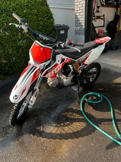 Motocross Biggy 150, acheté neuf en avril 2024, donc il a seulement 1 an. Très peu roulé très propre...