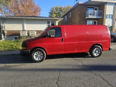 En tres bonne conditions 150 000 klm Pneus d'hiver Démarreur a distance Porte sécurisé avec cadenas...