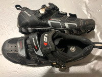 MTB and road shoes, pedals, like new waterproof back bag