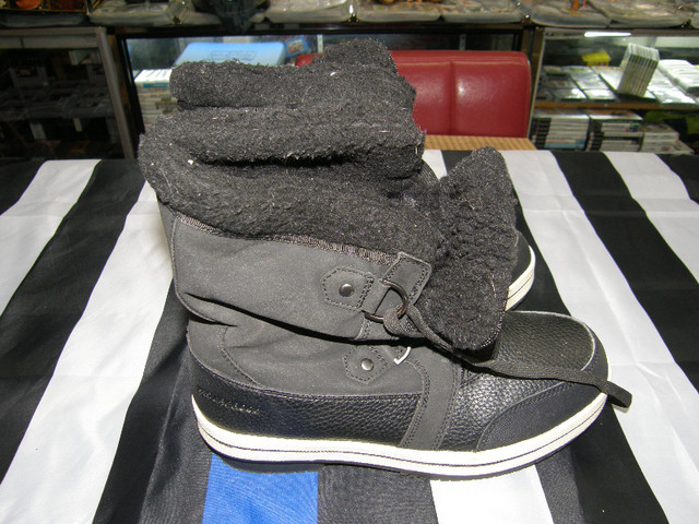 Botte Hiver Femme Aldo Gris et Noir Grandeur 8 Bon État - 20$ dans Femmes - Chaussures  à Ville de Québec - Image 2