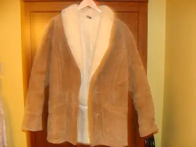 Manteau en suede, l'interieur est en laine, View more