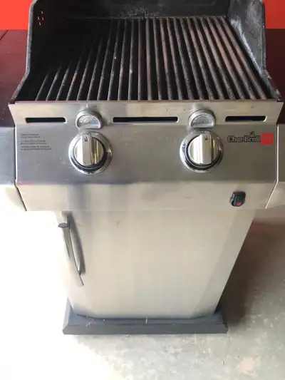 Ce poêle BBQ au propane Char-Broil en stainless est un ajout parfait pour vos grillades estivales. É...