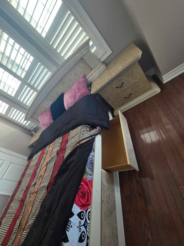 5 Piece bed set in Bookcases & Shelving Units in Mississauga / Peel Region - Image 3