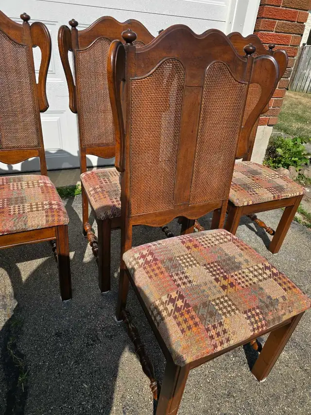 Dining room set in Dining Tables & Sets in St. Catharines - Image 11