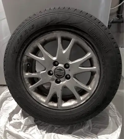4 pneus d’été Pirelli Scorpion Verde 215 65 R16 montés sur jantes Volvo ( étaient sur une Volvo Cros...