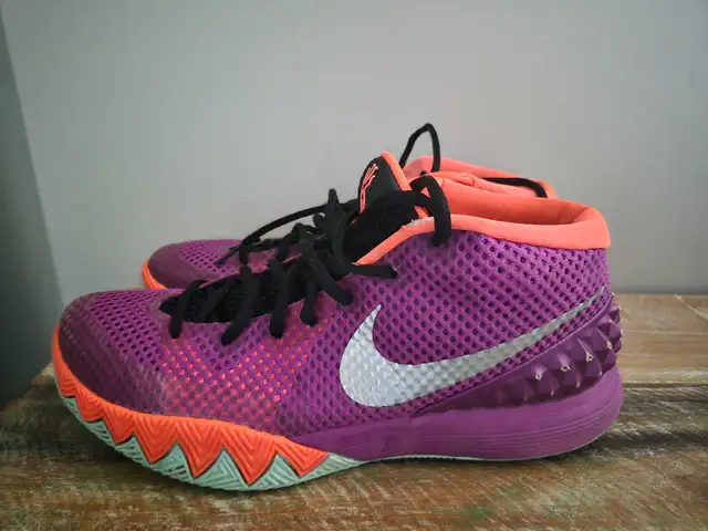 Nike Kyrie 1 Easter 2015 Men's Basketball Sneakers in Men's Shoes in Kitchener / Waterloo - Image 3