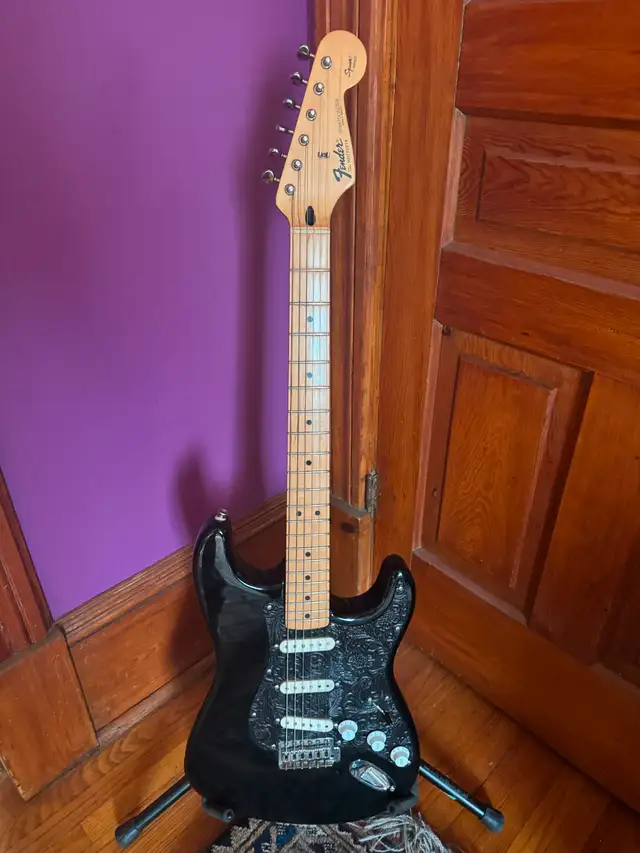 Fender Stratocaster "Squier Series" 199563848997428355120