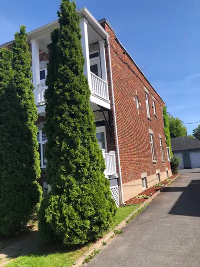 4 1/2 apartment for rent 2 bedrooms 1 office 1 bathroom 2 entrance front and back Close to riverside...