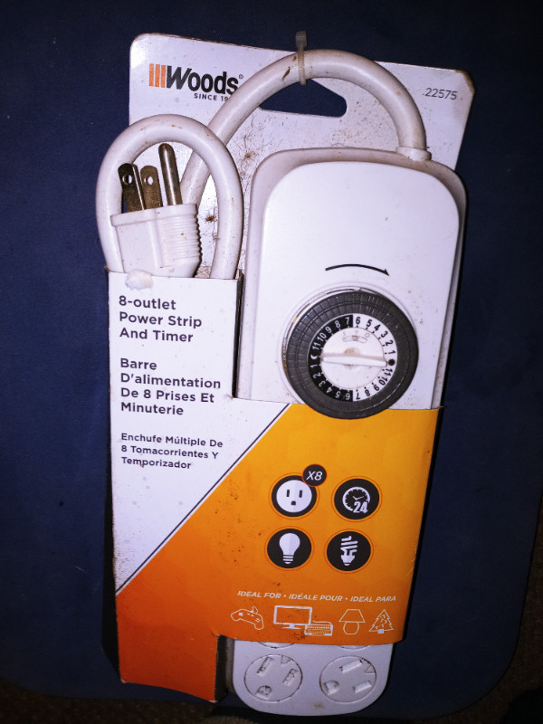 NEW WOODS 8 OUTLET POWER STRIP & TIMER in Other in Sarnia - Image 3