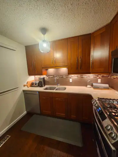 TEXT OR EMAIL ONLY L-shaped complete kitchen (109" x 116"). All cabinets, quartz countertop, undermo...