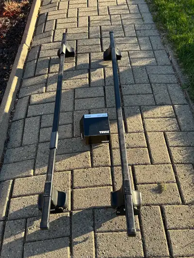 2 barres carrées de toit Thule de 58 pouces de longueur en acier, avec pieds de support, pads de cao...