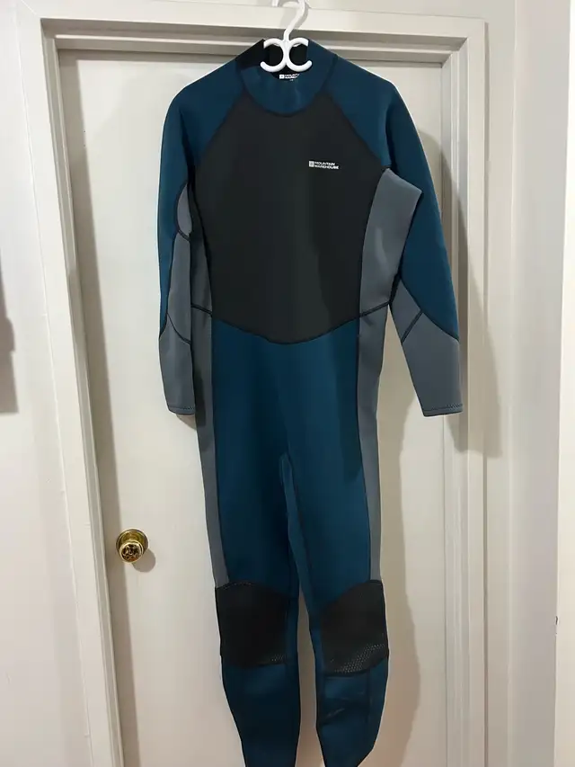 Mens Full 2.5/2mm Wetsuit in Water Sports in Gatineau - Image 4