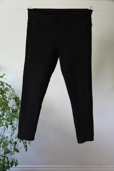 Tuff Athletics capris leggings. These capris are a medium size but fit more like a small. In excelle...