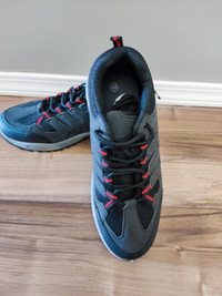 Men sport shoes size 9