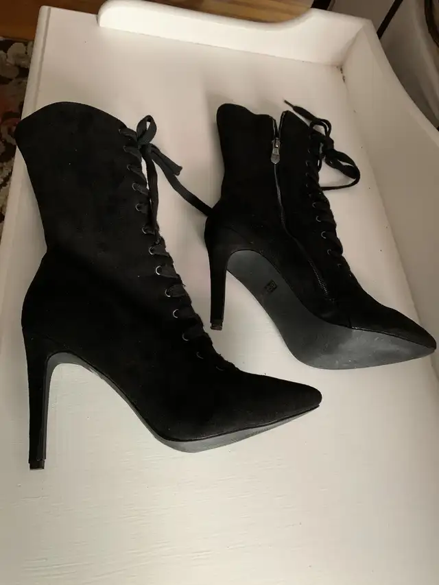 Black heels boots  in Other in Barrie - Image 4