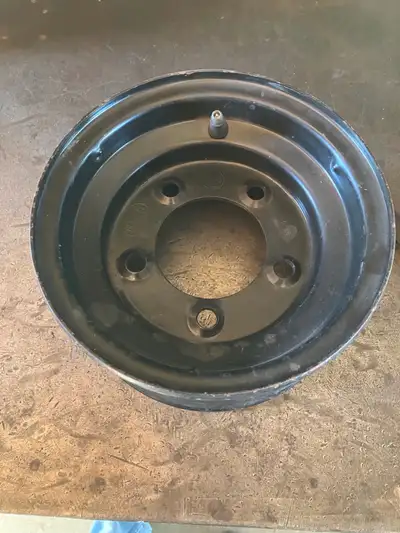 5 bolt trailer rim in good condition.