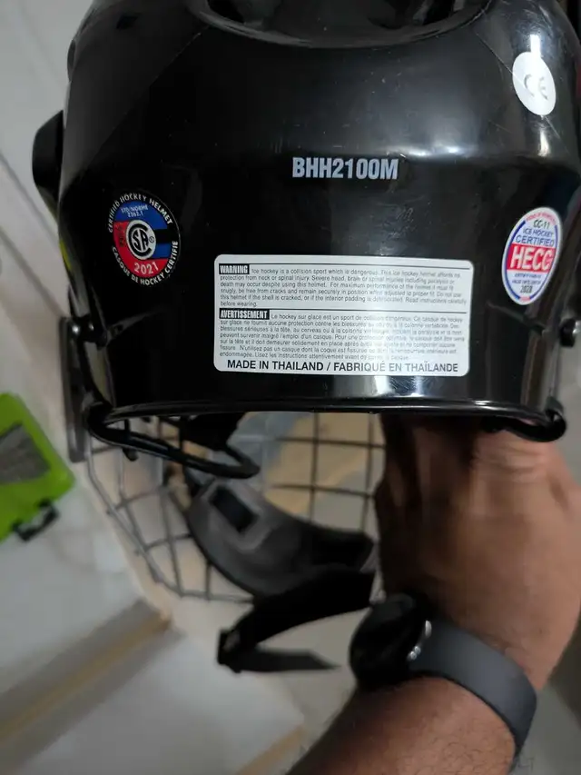hockey helmet in Hockey in Oakville / Halton Region - Image 4