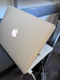 MacBook Air  | 128gb | 13.3 inch (1440x900)