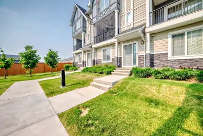 3 bedroom +den with oversized attached garage townhouse for rent