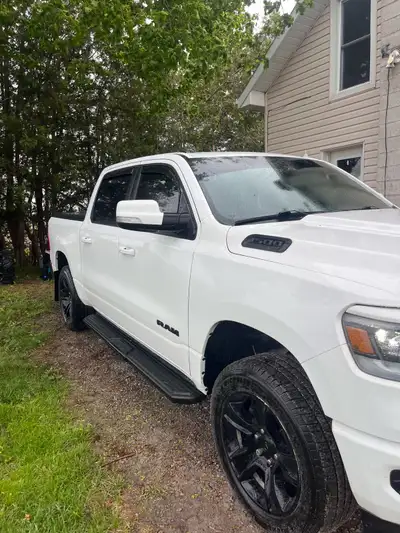 2022 ram 1500 sport crew cab Leather interior Tonneau cover Ram side steps 12” touch screen Tow brak...